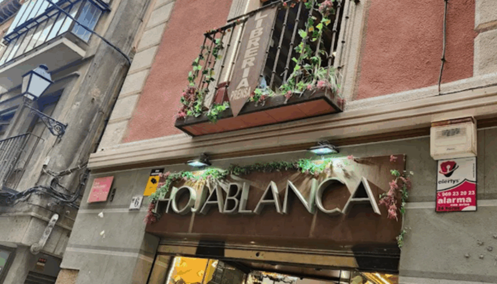 Fachada Hojablanca